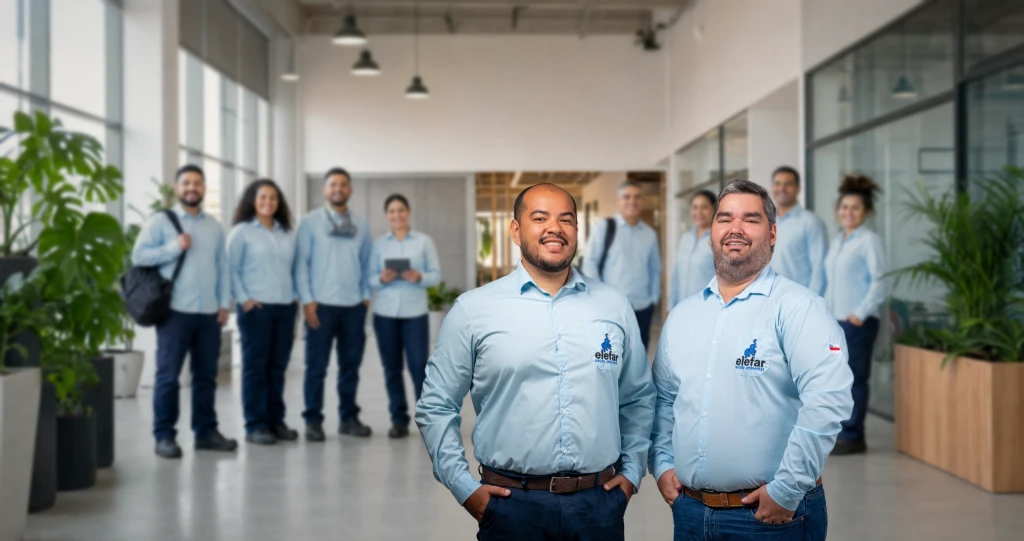 Fundadores da Elefar à frente da equipe uniformizada, em ambiente empresarial